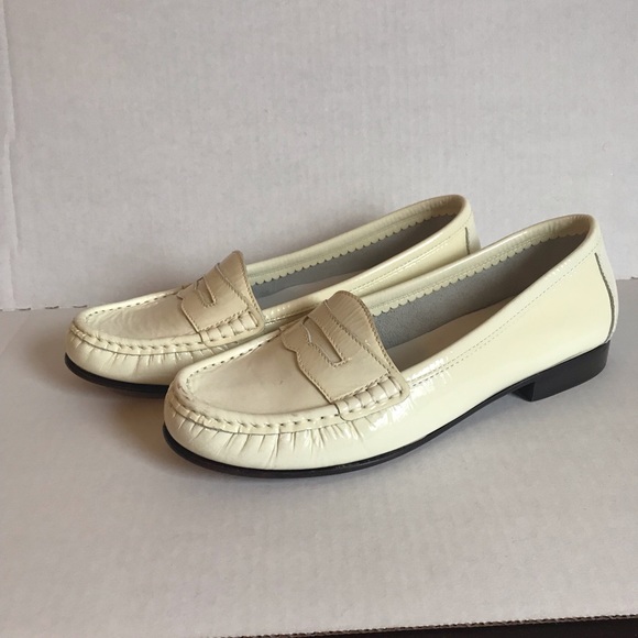 ANTONIO MELANI Shoes - Antonio Melani Ivory Loafers Size 8